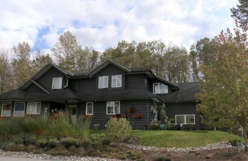 Brackendale House | Lovely Squamish Nature Retreat W/Hot Tub