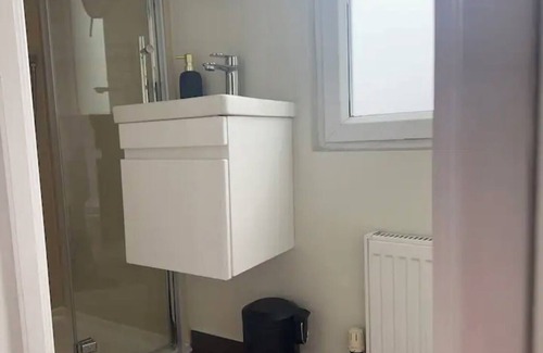 London Borough of Hounslow Apartment | Lovely Studio Brentford