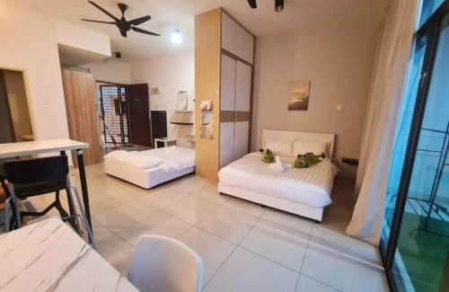 Taman Mount Austin Apartment | Lovely Studio City View Balcony Palazio Mount Austin by GDRAGON HomeStay