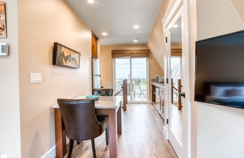 Surf Pines Apartment | Lovely studio guesthouse with ocean views, outdoor deck & washer/dryer