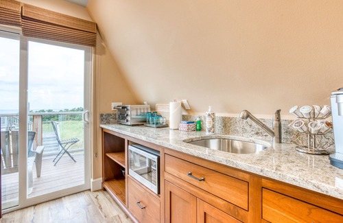 Surf Pines Apartment | Lovely studio guesthouse with ocean views, outdoor deck & washer/dryer