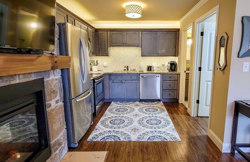 Townsend Apartment | Lovely studio in riverfront community w/Free Attraction Tickets, firepit, pool