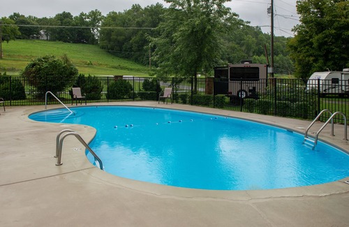 Townsend Apartment | Lovely studio in riverfront community w/Free Attraction Tickets, firepit, pool
