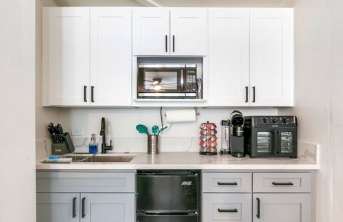 Riverside Apartment | Lovely Studio (Unit B) 2.9 mil to Kaiser Permanente Unit B