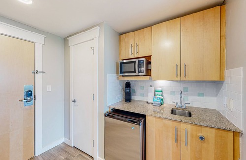 Baytowne Wharf Apartment | Lovely studio with pool, nearby golf, fitness area, hot tub & central AC