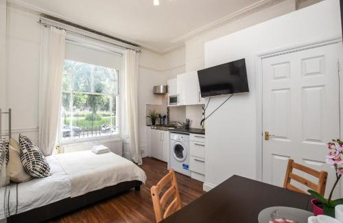 Somers Town Apartment | Lovely Studio with park view in Camden Kings Cross Zone1