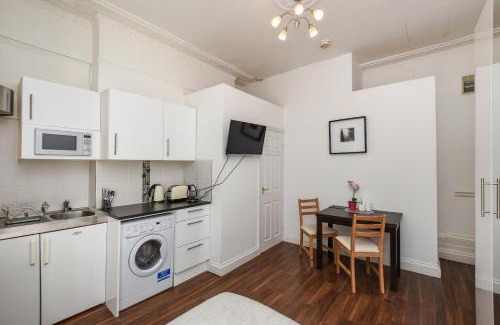 Somers Town Apartment | Lovely Studio with park view in Camden Kings Cross Zone1