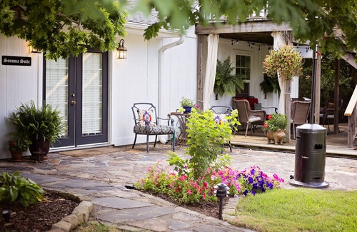 Mena Apartment | Lovely suite located on the property of a historic estate in Mena.