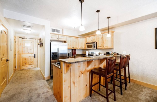 Park City Condo | Lovely suite with spacious balcony/Ski Valet, Pool, Hot Tub, Sauna, EV charger