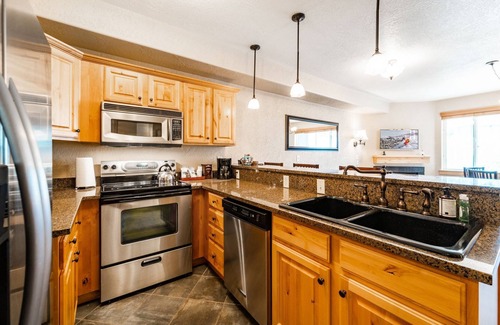 Park City Condo | Lovely suite with spacious balcony/Ski Valet, Pool, Hot Tub, Sauna, EV charger