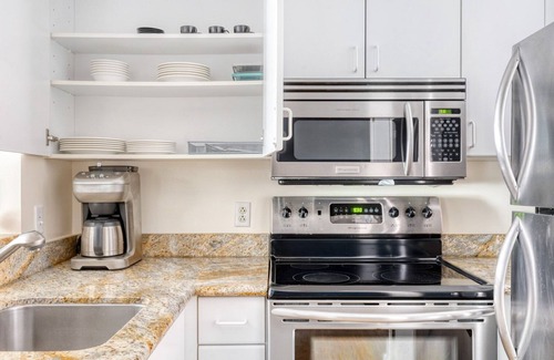 North Beach Apartment | Lovely Telegraph Hill 1BR w/Gym & Spa, walk to Muni, by Blueground