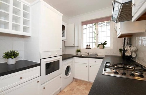 Golders Green House | Lovely, Three bed North West London Apartment with parking