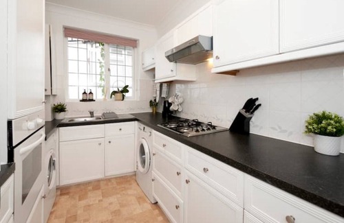 Golders Green House | Lovely, Three bed North West London Apartment with parking