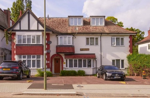 Golders Green House | Lovely, Three bed North West London Apartment with parking