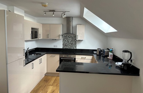 Hillingdon Apartment | Lovely three bedroom apartment located in a private development.