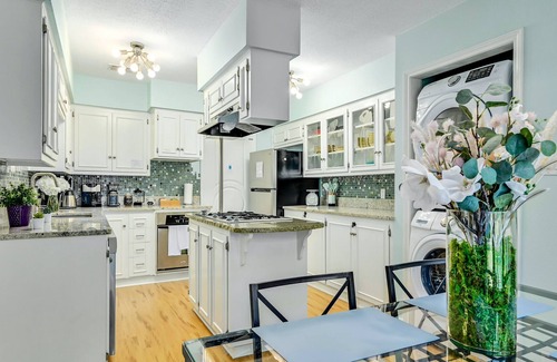 University Hills House | Lovely Three Bedroom on Half Acre with Creek