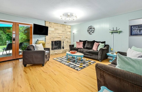 University Hills House | Lovely Three Bedroom on Half Acre with Creek