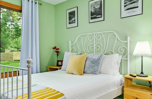 University Hills House | Lovely Three Bedroom on Half Acre with Creek