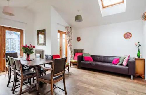 Wandsworth House | Lovely Three Bedroomed House, Parking 2 Cars