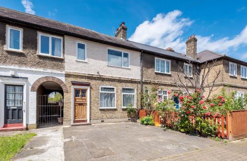 Wandsworth House | Lovely Three Bedroomed House, Parking 2 Cars