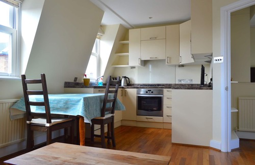 Fulham Apartment | Lovely Top Floor Flat in Leafy Fulham