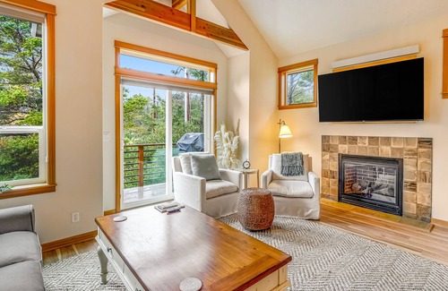 Manzanita House | Lovely townhome w/fireplace, grill, washer & dryer - walk to beach