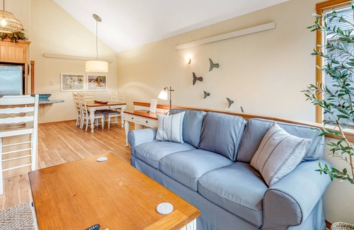 Manzanita House | Lovely townhome w/fireplace, grill, washer & dryer - walk to beach