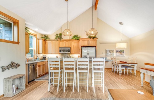 Manzanita House | Lovely townhome w/fireplace, grill, washer & dryer - walk to beach