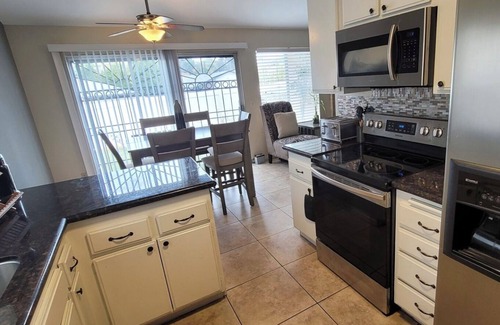 Bay Terraces Bed & Breakfast | Lovely townhome with a relaxing room