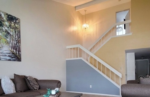 Bay Terraces Bed & Breakfast | Lovely townhome with a relaxing room