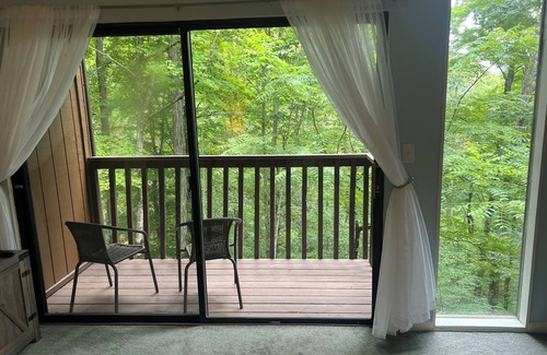 Jamestown Condo | Lovely "Treehouse" 2-Bedroom Condo inside Lake Cumberland State Park