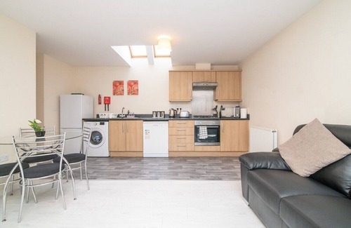 Tipton House | Lovely Two Bed detached house with Parking