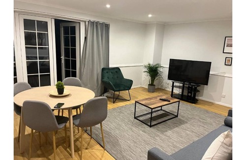 Custom House Apartment | Lovely two bedroom duplex apartment with parking