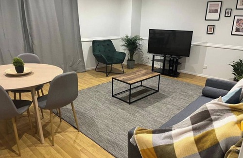 Custom House Apartment | Lovely two bedroom duplex apartment with parking