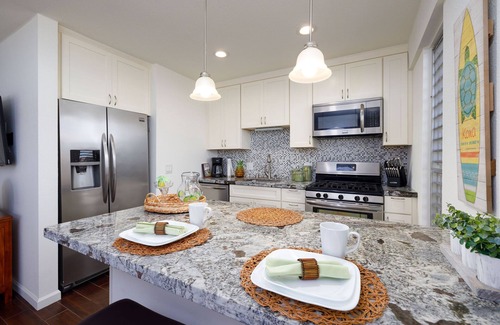 Historic Kailua Village Condo | 🌴Lovely Unit | AC | Partial Ocean View | Kona Mansions E333🌴