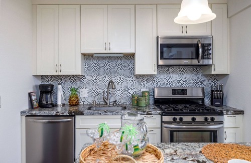 Historic Kailua Village Condo | 🌴Lovely Unit | AC | Partial Ocean View | Kona Mansions E333🌴