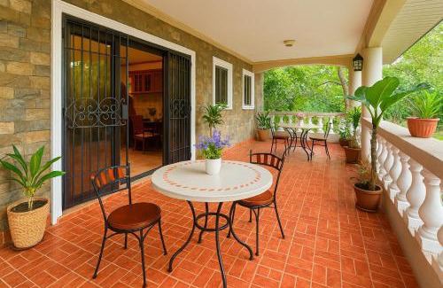 Tagaytay Apartment | Lovely Villa in Tagaytay w Pool, Billiards up to 20pax