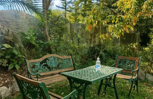 Tagaytay Apartment | Lovely Villa in Tagaytay w Pool, Billiards up to 20pax