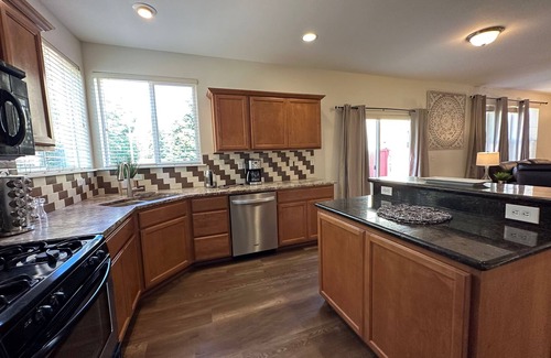 Renton House | Lovely Villa: Master en-suite and fireplace