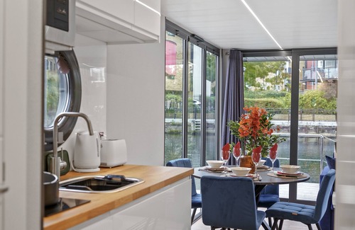 Canary Wharf Boat Rental | Lovely Water Lodge in London - Sleeps 6
