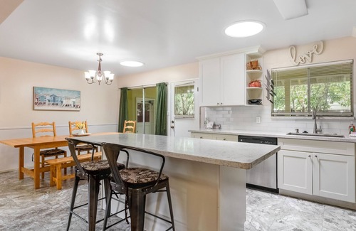Westside Santa Cruz House | Lovely West Cliff home ideal for your next beach vacation