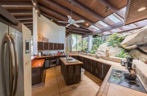 Estate Peterborg Villa | Lovenlund Bay Villa - Designer's Dream!