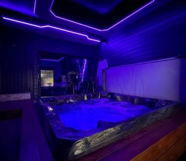 Miniac-Morvan Apartment | loveroom avec spa privatif