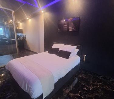 Miniac-Morvan Apartment | loveroom avec spa privatif