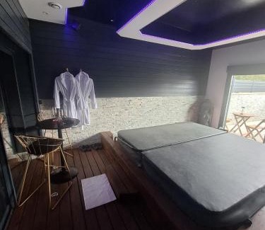 Miniac-Morvan Apartment | loveroom avec spa privatif