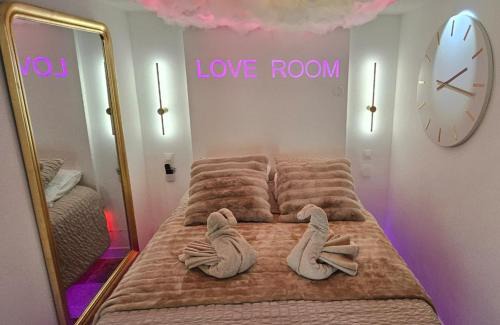 Rive-de-Gier Apartment | LoveRoom by LimousineLyonnaise