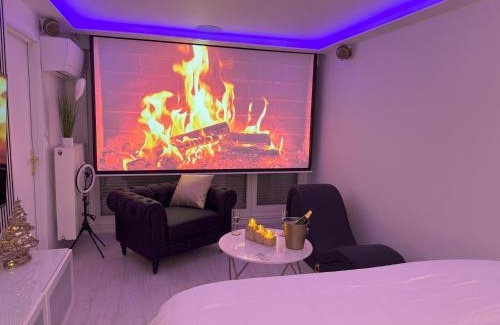Metz Apartment | Loveroom de luxe avec jacuzzi sauna vapeur écran 300 cm