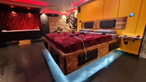 Bargemon Apartment | LOVEROOM "Des Chaines Les Passions"
