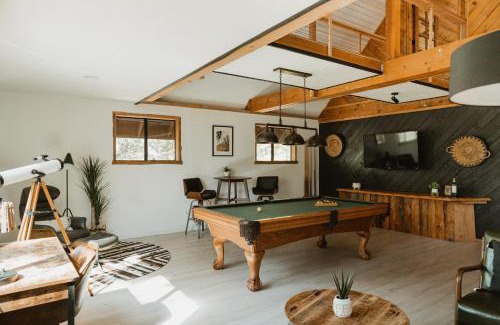 Mariposa House | Lovers nest by Casa Oso with private hiking trails and pond