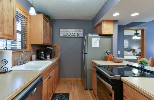 Reeds Spring Cabin | Loving Life Lodge - Resort Access, Private Lake, Pools, Golf, Screened Porch